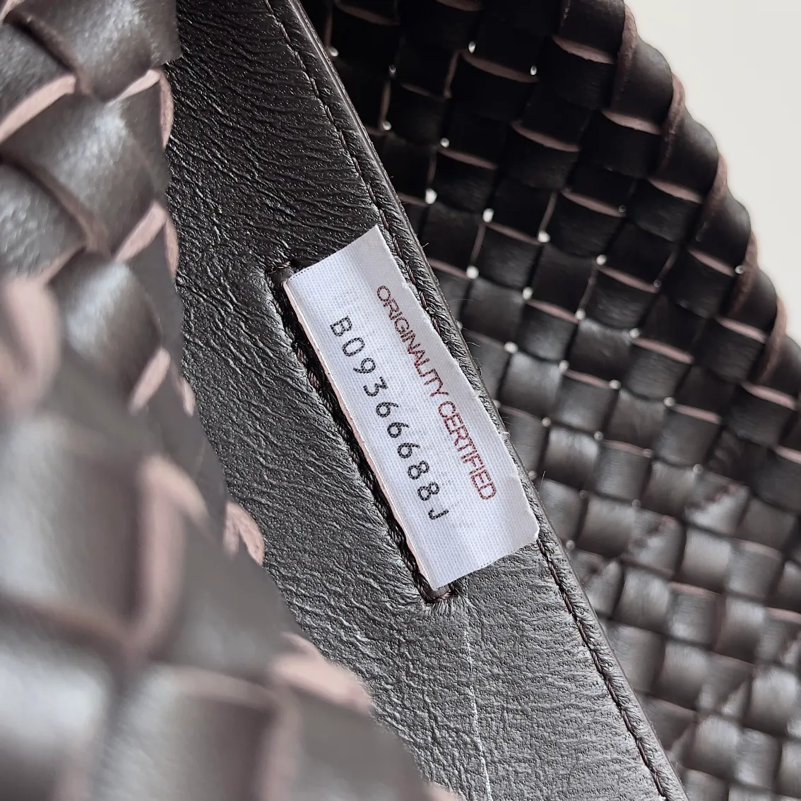 Batch 2860 Classic returns... (large size 51cm) • Cabat, born in 2001, is one of the most iconic styles of the Bottega Veneta workshop. The whole bag is made of top-grade imported lambskin. There is no exposed logo on the whole bag, but with the classic wide woven elements, you can tell who it belongs to at a glance! Can be carried on one shoulder, very practical! Style number: 608811 Size: 51*18*28